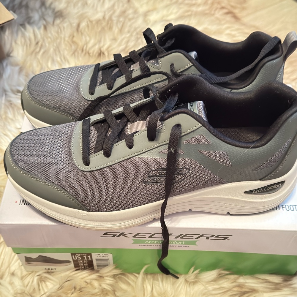 Sketchers Arch Comfort Men’s Size 10.5 Sneakers